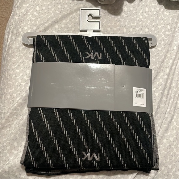 Michael kors Hat and Scarf - Picture 2 of 2